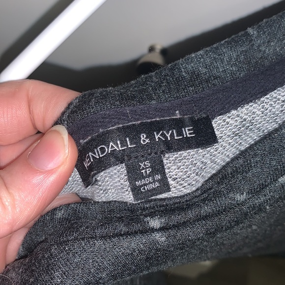 Kendall and Kyle Los Angeles cropped sweater - Picture 2 of 3